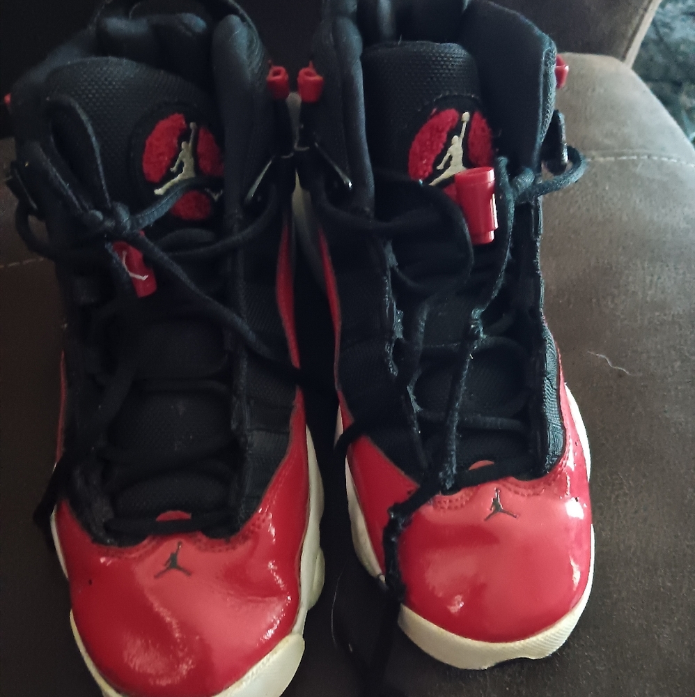Size 6y jordons.